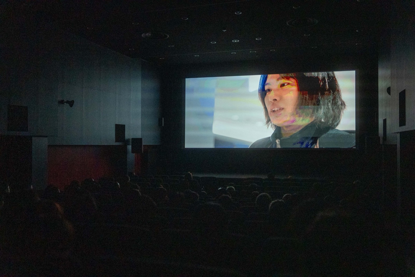 客席とスクリーンに映る短編作品