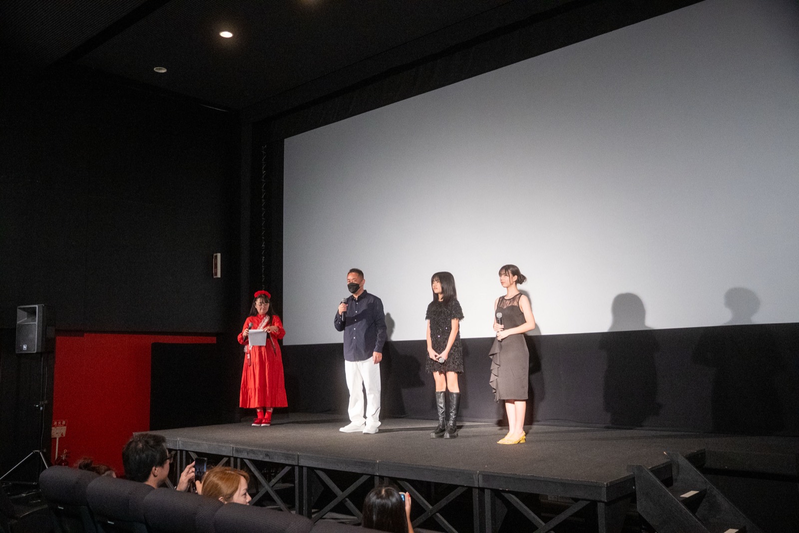 上映後、ステージで話す登壇者たち