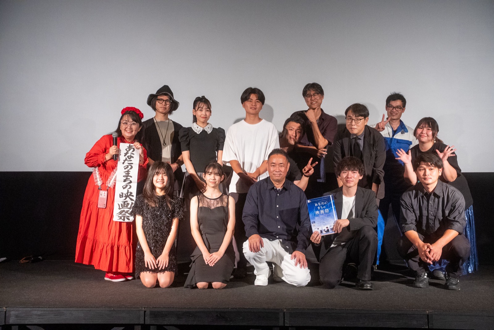 上映後、ステージに並んだ監督と出演者たちの記念撮影